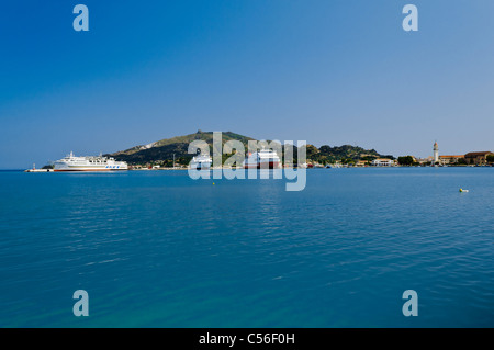 Bateaux, navires et bateaux amarrés dans le port de la ville de Zakynthos Banque D'Images