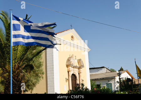 Drapeau grec battant à l'extérieur d'une église orthodoxe grecque Banque D'Images