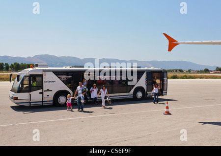 Les gens de quitter un aéroport de transfert de passagers à propos de bus à bord d'un avion. Banque D'Images