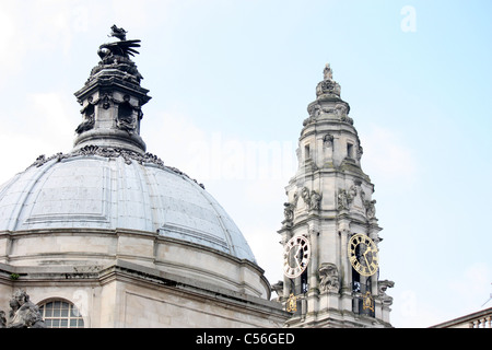 Tour de l'horloge de l'hôtel de ville de Cardiff et du plafonnier Banque D'Images