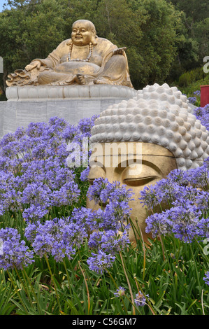 Le grand Bouddha d'or. Jardin de la paix ou Buddha Eden Garden à Bombarral, Portugal. Banque D'Images