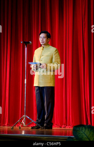 Le maire communiste de la ville de Vientiane est parlant sur scène durant un spectacle marquant la Journée internationale pour les personnes handicapées au Laos. Banque D'Images