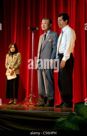 Philanthrope japonais Yohei Sasakawa est main dans la main avec un aveugle au cours de la Journée internationale pour les personnes handicapées au Laos. Banque D'Images