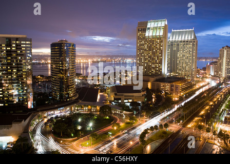 Hôtels, des gratte-ciel et immeubles d'allumer une nuit d'automne au centre-ville de San Diego, Californie, USA. © Craig M. Eisenber Banque D'Images