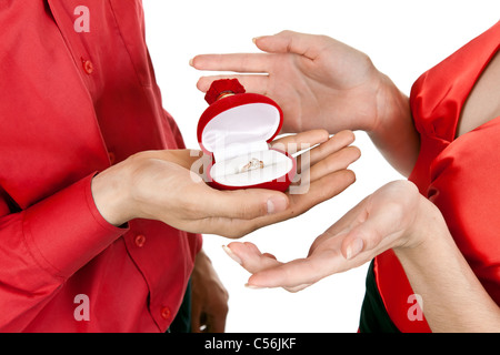 La main de l'homme donne une boîte avec un anneau avec un diamant girl Banque D'Images