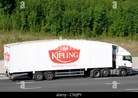 Premier Foods Mr Kipling de logo d'entreprise de fabrication de gâteaux de la chaîne d'approvisionnement alimentaire poids lourds distribution camion Truck & Trailer transports En voiture sur l'autoroute britannique Banque D'Images