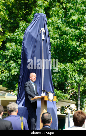 Secrétaire aux affaires étrangères, William Hague, la prestation de discours à la cérémonie de dévoilement de la statue de Ronald Reagan à l'Ambassade Américaine, Grosvenor Square Londres Angleterre Royaume-uni Banque D'Images