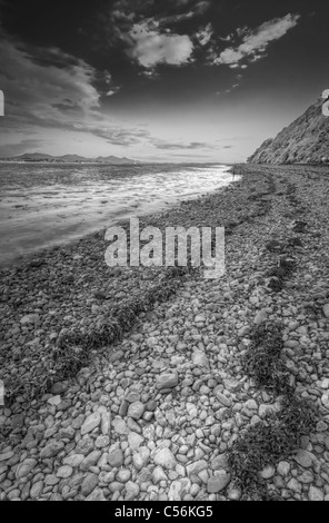 Image prise mono à Foel Ferry beach sur Anglesey à Menai à travers le directement à la chaîne de montagnes de Snowdonia Banque D'Images