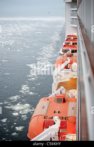 Bateau de croisière est la navigation dans la mer finlandais. Banque D'Images