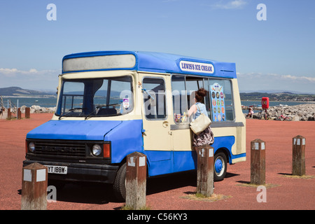 Femme l'achat d'une crème glacée van stationné sur la promenade au bord de la mer. Morecambe, Lancashire, England, UK Banque D'Images