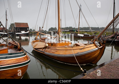 Les Pays-Bas, l'Enkhuizen. Musée du Zuiderzee. Bateaux sur l'affichage Banque D'Images