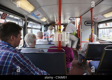 Les gens utilisent les transports de passagers voyageant sur un bus local. En Angleterre, Royaume-Uni, Angleterre Banque D'Images