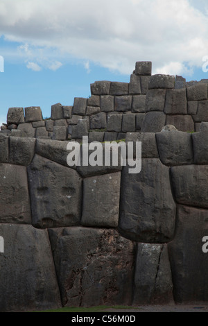 Les remparts de la ville inca de Sacsayhuaman, au nord de Cusco, Pérou Banque D'Images