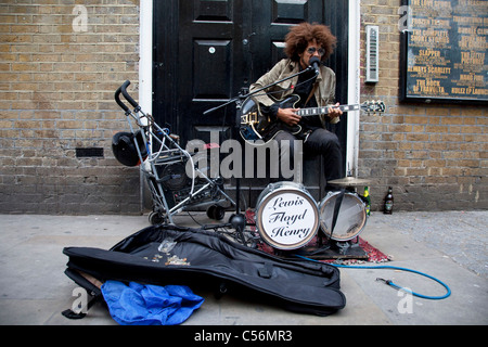 Musicien ambulant à jouer de la batterie et une guitare sur Brick Lane dans l'Est de Londres, au Royaume-Uni. Banque D'Images