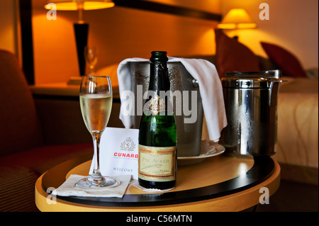 Boisson de bienvenue avec la permission de la Cunard pour passagers sur le Queen Mary 2 Lors de traversée transatlantique. Banque D'Images