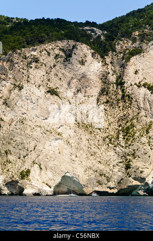 Grottes le long des falaises de calcaire de l'île grecque de Zante (Zakynthos) Banque D'Images