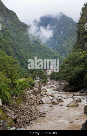 La rivière Vilcanota (également connu sous le nom de rivière Urubamba), avec la ville touristique d'Aguas Calientes au loin. Banque D'Images