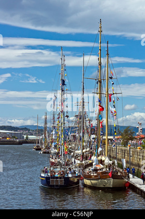 Navires à voile participant à la Tall Ships Races 2011 amarré à quai du port de James Watt Greenock en Écosse Banque D'Images