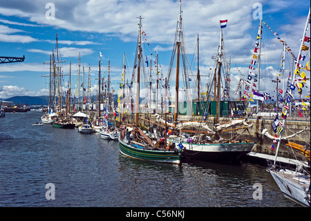 Navires à voile participant à la Tall Ships Races 2011 amarré à quai du port de James Watt Greenock en Écosse Banque D'Images