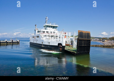 Caledonian MacBrayne voiture et passagers Loch Shira approche le halage à Largs en Ecosse Ayrshire Banque D'Images