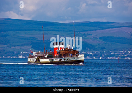 Le dernier bateau à vapeur de haute mer approches Waverley Largs Pier dans le Firth of Clyde en Écosse sur un jour d'été ensoleillé Banque D'Images