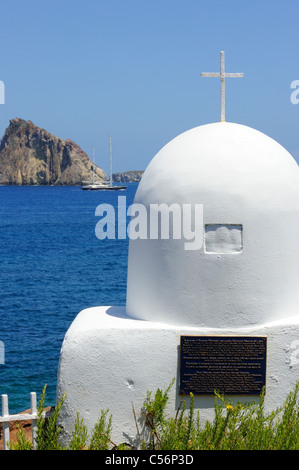 Un grand yacht voile entre Panarea et les îlots de Dattio et Isola Lisca Bianca Banque D'Images