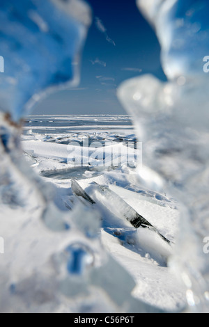 Les Pays-Bas, Oosterdijk, CU morceau de glace sur le lac gelé appelé IJsselmeer. Banque D'Images