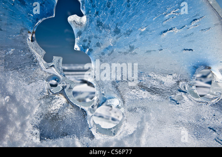 Les Pays-Bas, Oosterdijk, CU morceau de glace sur le lac gelé appelé IJsselmeer. Banque D'Images