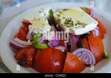 Salade grecque composée de tomates, concombres, olives, oignons rouges, fromage feta et herbes fraîches Banque D'Images