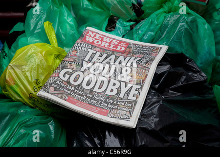 Le dernier exemplaire du journal tabliod News du monde. Dimanche 10 Juillet 2011 a vu la fin de ce plus célèbre de journaux. Banque D'Images