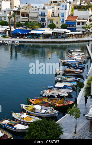 Regardant vers le bas sur le lac intérieur à Agios Nikolaos, en Crète Orientale, Grèce Banque D'Images