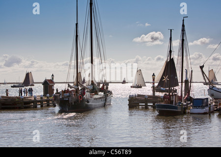 Les Pays-Bas, de Volendam. La course annuelle des bateaux à voile traditionnels appelés Pieperrace sur le lac appelé Markermeer. Banque D'Images