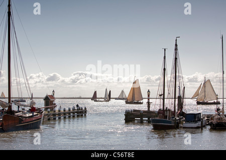 Les Pays-Bas, de Volendam. La course annuelle des bateaux à voile traditionnels appelés Pieperrace sur le lac appelé Markermeer. Banque D'Images