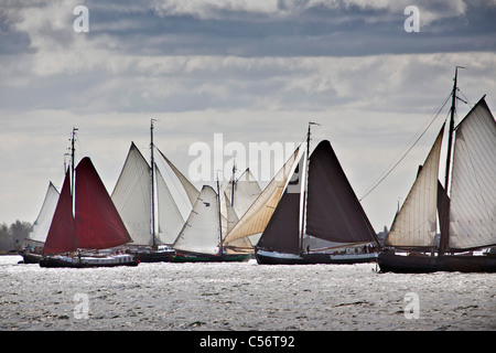 Les Pays-Bas, de Volendam. La course annuelle des bateaux à voile traditionnels appelés Pieperrace sur le lac appelé Markermeer. Banque D'Images