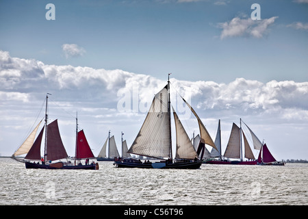 Les Pays-Bas, de Volendam. La course annuelle des bateaux à voile traditionnels appelés Pieperrace sur le lac appelé Markermeer. Banque D'Images