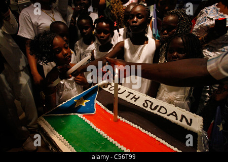 Enfants Soudanais du sud célébrer avec une République du Soudan du Sud au cours des célébrations de l'indépendance drapeau cake Banque D'Images