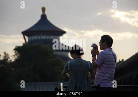 Couple chinois Classe moyenne / touristes prendre des photos du Temple du Ciel à Beijing, Chine. Banque D'Images