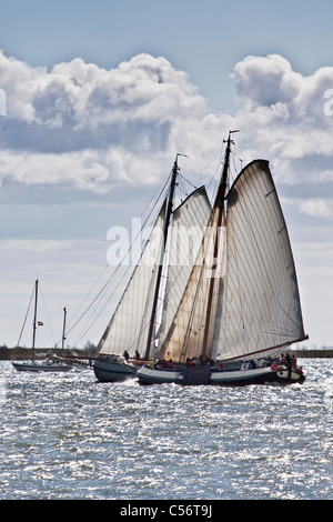 Les Pays-Bas, de Volendam. La course annuelle des bateaux à voile traditionnels appelés Pieperrace sur le lac appelé Markermeer. Banque D'Images