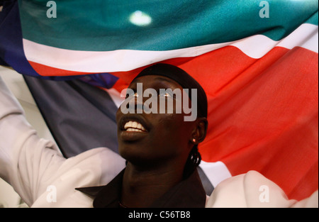 AB l'homme africain détient le drapeau du Soudan du Sud lors des célébrations de l'indépendance à tel Aviv Israël Banque D'Images