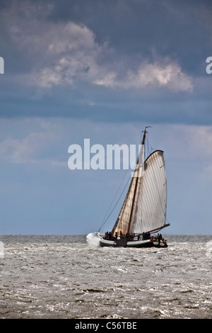 Les Pays-Bas, de Volendam. La course annuelle des bateaux à voile traditionnels appelés Pieperrace sur le lac appelé Markermeer. Banque D'Images