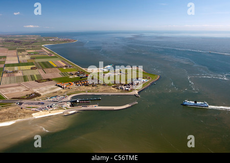 Aux Pays-Bas, le port et l'hameau appelé Horntje sur l'île appelée Texel. Vue aérienne. Ferry en provenance de Den Helder. Banque D'Images
