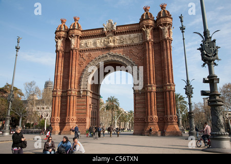 Les touristes autour de l'Arc de Triomphe à Barcelone, Catalogne, Espagne Banque D'Images