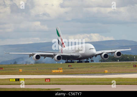Emirates Airlines super jumbo d'Airbus A380 à l'aéroport de Manchester Banque D'Images