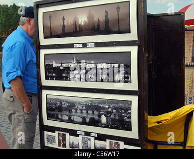 Les photos en noir et blanc à vendre sur le Pont Charles, Prague, République Tchèque, Europe de l'Est. Banque D'Images