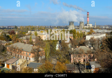 L'ère soviétique centrale thermique au milieu d'une zone résidentielle, Gresovskiy, l'autonomie de la Crimée, Ukraine. Banque D'Images