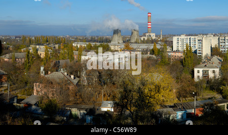 L'ère soviétique centrale thermique au milieu d'une zone résidentielle, Gresovskiy, l'autonomie de la Crimée, Ukraine. Banque D'Images