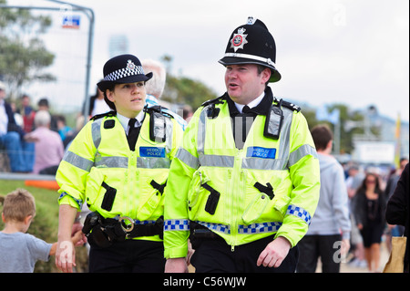 Deux agents de police patrouillant le beat, National Air show, Swansea, Pays de Galles, Royaume-Uni. Police woman & man Heddlu la police galloise à pied. Banque D'Images