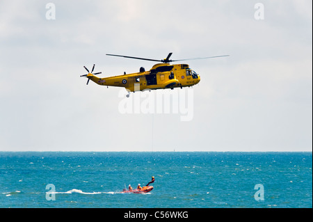 Recherche & sauvetage hélicoptère Sea King et de sauvetage de la RNLI sauvetage en mer, National Air show, Swansea, Pays de Galles, Royaume-Uni. Winchman ramassé. Banque D'Images