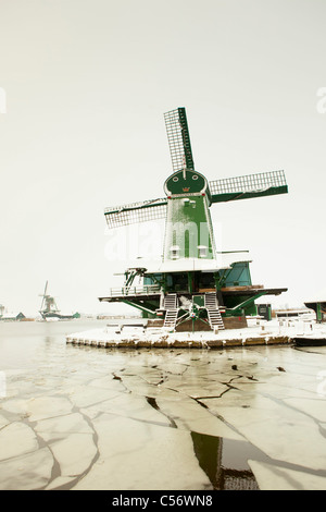 Zaanse Schans, village sur les rives de la rivière Zaan avec maisons en bois verte caractéristique, historique des moulins à vent. L'hiver, la neige. Banque D'Images