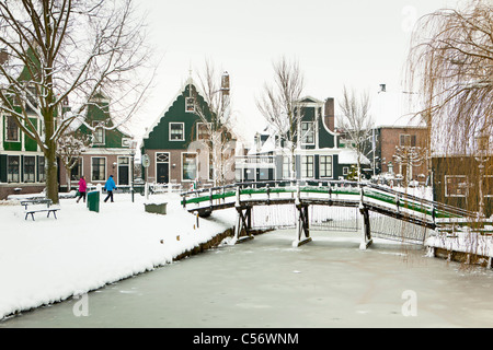 Zaanse Schans, village sur les rives de la rivière Zaan avec maisons en bois verte caractéristique. L'hiver, la neige. Banque D'Images